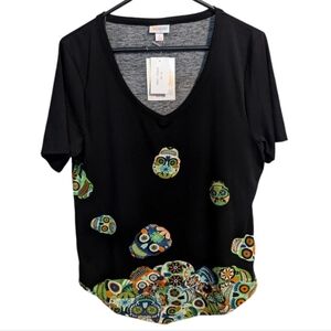LuLaRoe iris women's short sleeve Small top Green Skulls v neck w-184